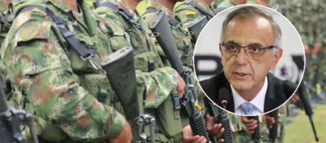 Ministro de Defensa Iván Velásquez y militares