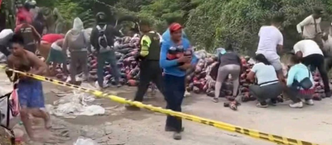 saqueo a camión de gaseosas en Ciénaga