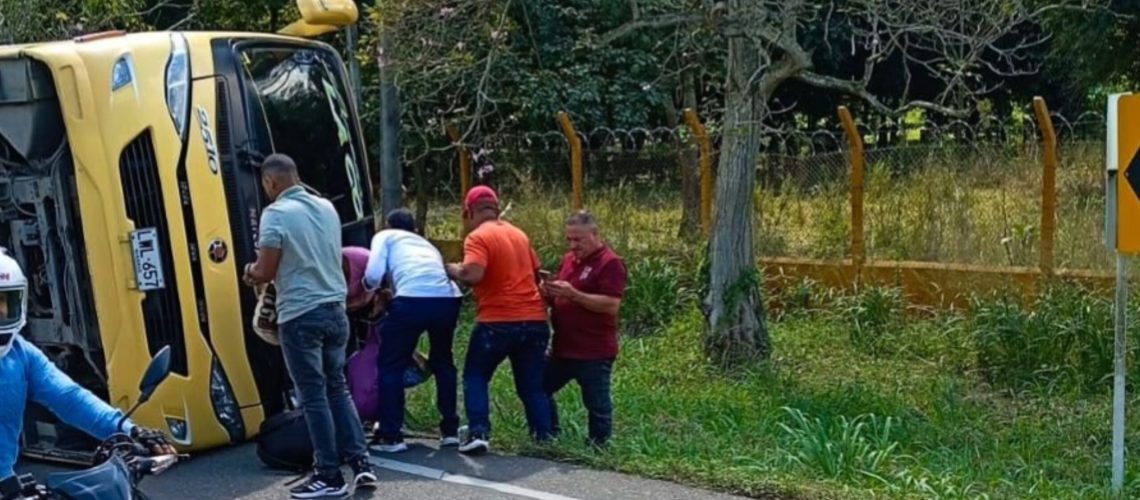 Volcamiento bus La Costeña en Campeche