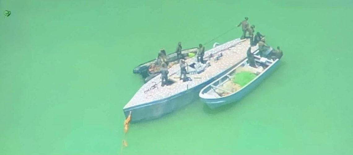 Incautación semisumergible y dos lanchas go fast en Uribia, La Guajira