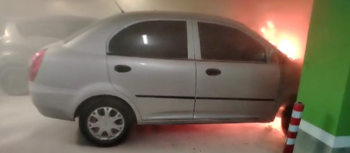 Incendio carro parqueadero de Torres del Atlántico