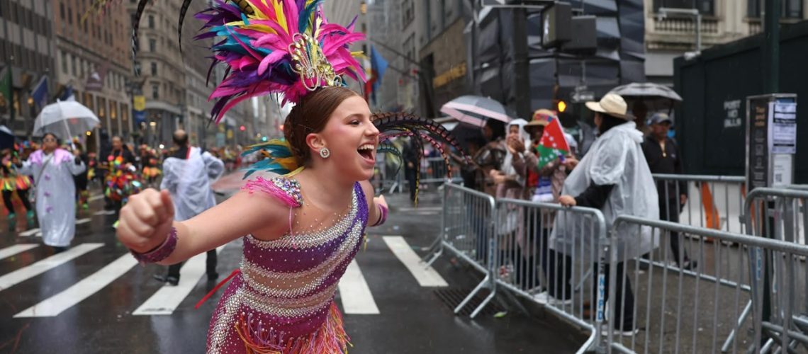 Isabella Daes, reina del Carnaval de los Niños 2027, durante el Desfile de la Hispanidad en Nueva York