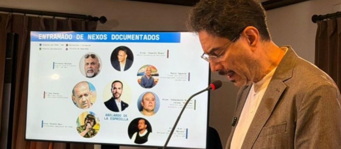 Iván Cepeda denuncia contra De la Espriella por presuntos nexos con el paramilitarismo