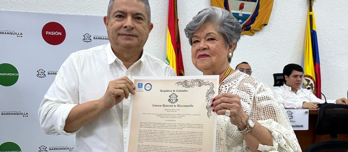 Juan José Vergara entrega Medalla Barrancas de San Nicolás a Doris Fandiño