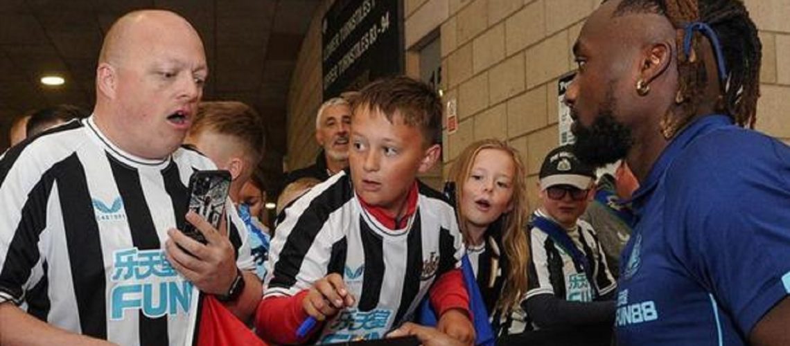 Jugador de Newcastle le regala rolex a hincha