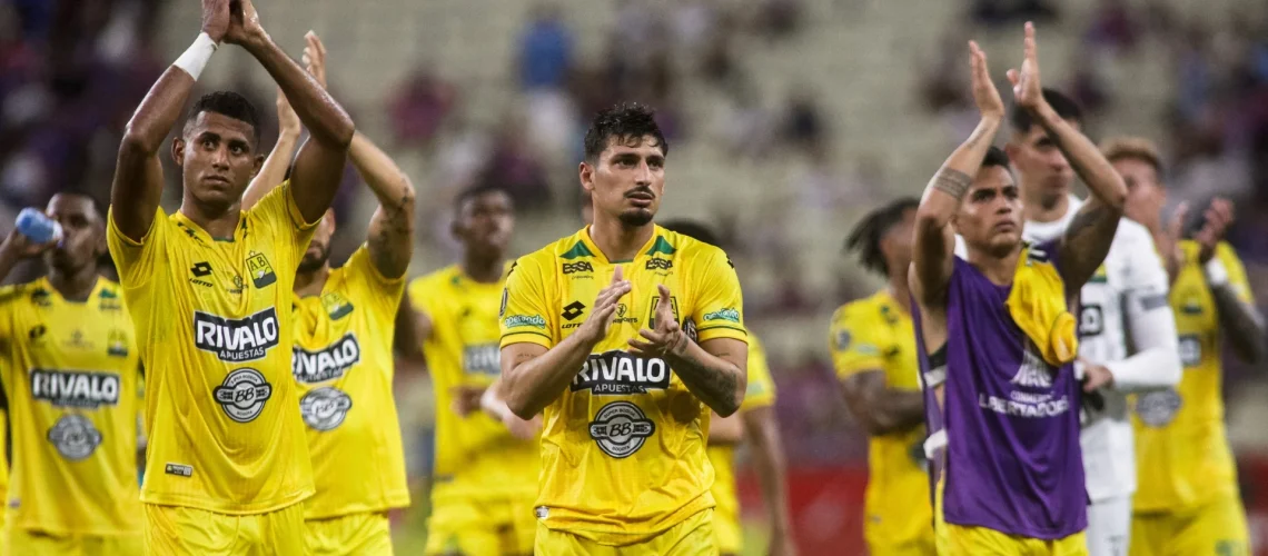 Jugadores-de-Bucaramanga-le-agradacen-a-la-hinchada-en-Brasil-AFP