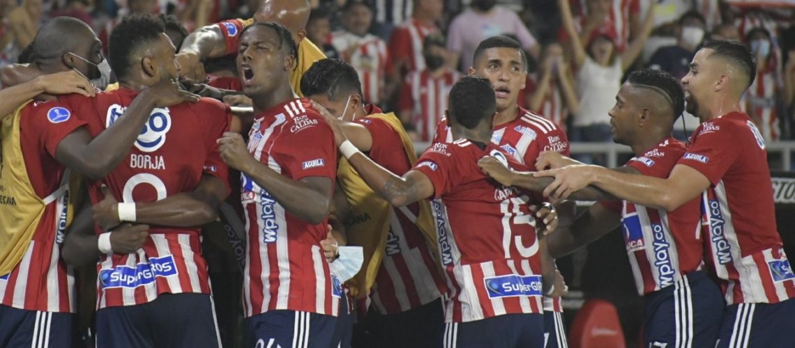 Junior celebra ante flu en quilla