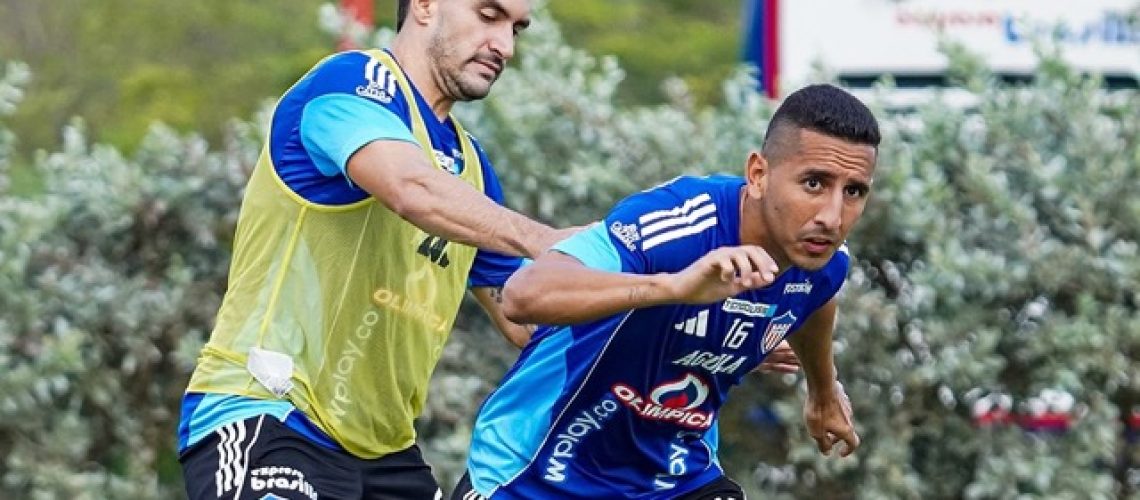 Junior de Quilla entrena Mediano