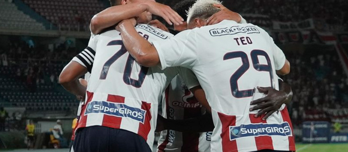 Junior se abraza