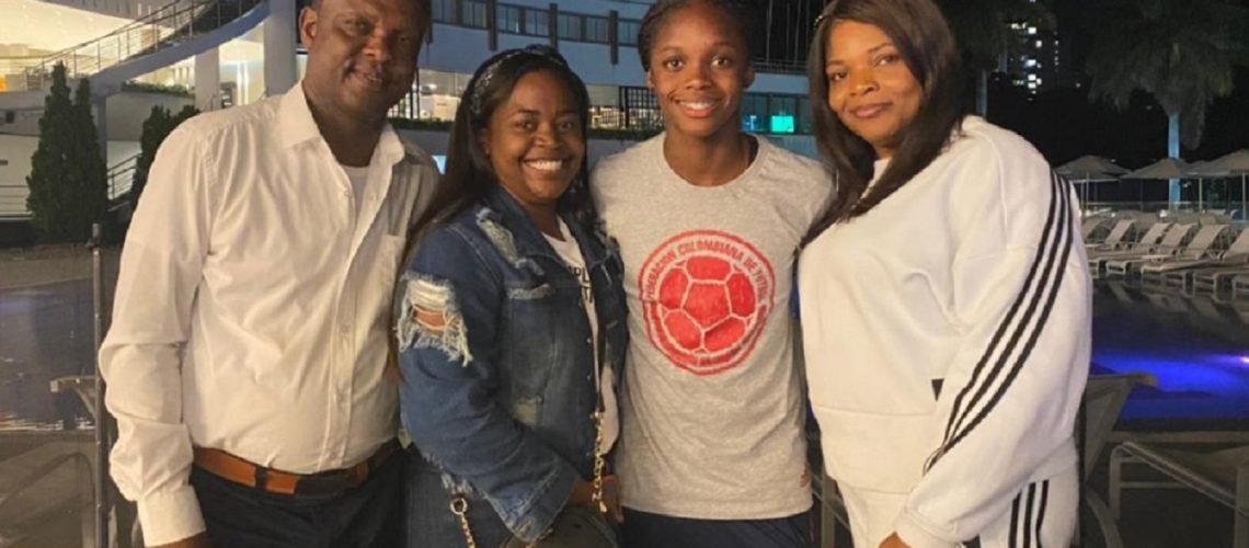 Linda Caicedo con su familia