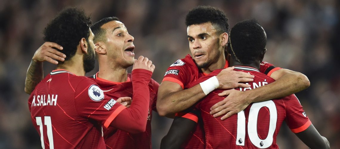 Liverpool (United Kingdom), 19/04/2022.- Sadio Mane (R) of Liverpool celebrates with teammates Mohamed Salah (L), Thiago (2-L) and Luis Diaz (2-R) after scoring the 3-0 goal during the English Premier League soccer match between Liverpool and Manchester United in Liverpool, Britain, 19 April 2022. (Reino Unido) EFE/EPA/PETER POWELL EDITORIAL USE ONLY. No use with unauthorized audio, video, data, fixture lists, club/league logos or 'live' services. Online in-match use limited to 120 images, no video emulation. No use in betting, games or single club/league/player publications