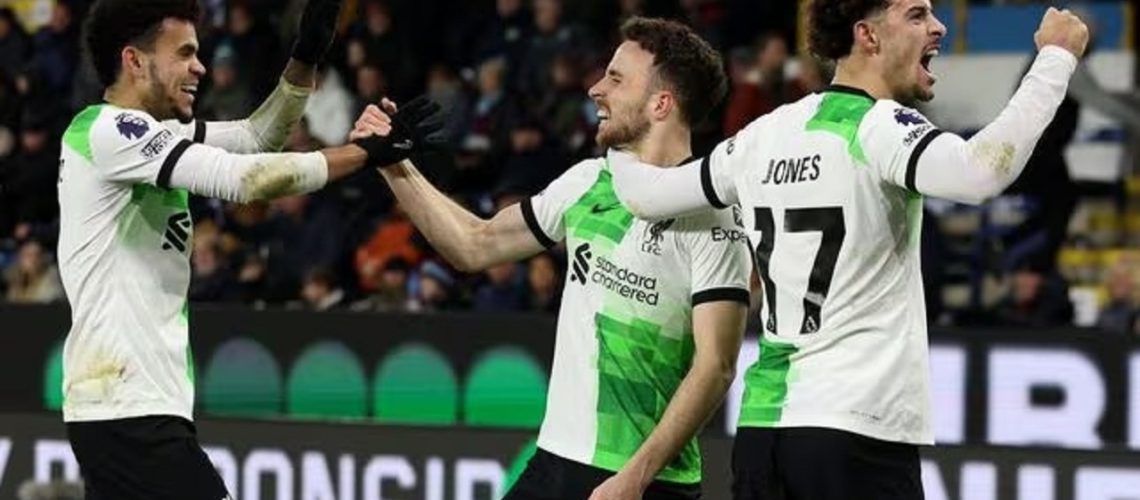 Luis Díaz celebra gol con Elliot