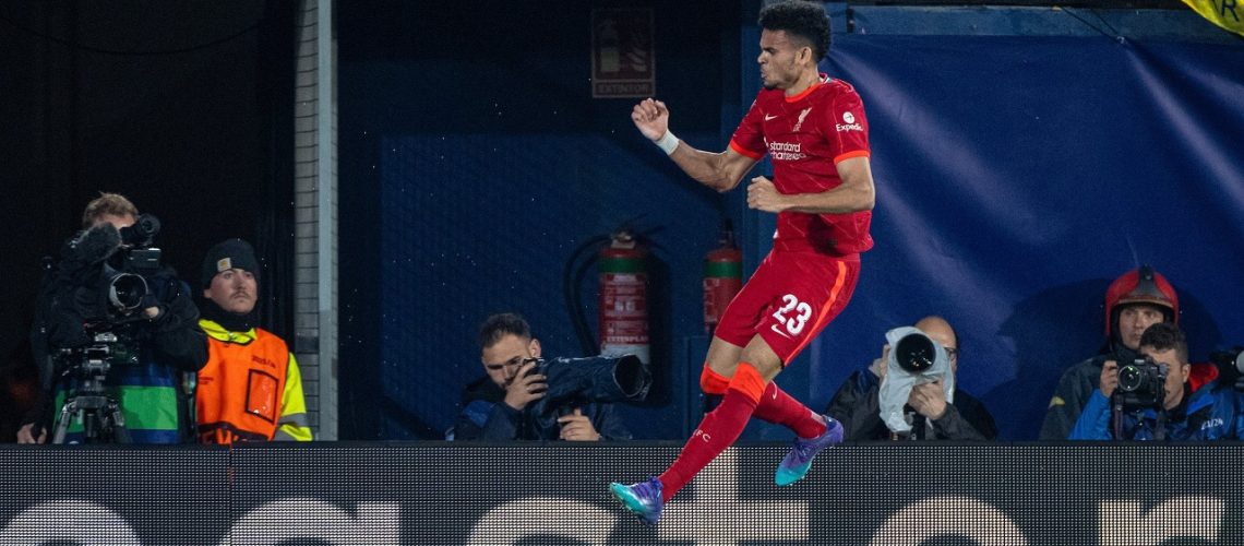 Luis Díaz celebra por los aires