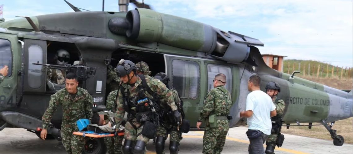 Militares traslado de soldado herido