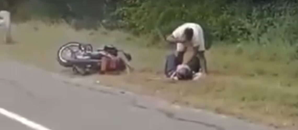 Mujer apuñalada vía al mar