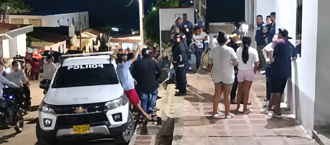 Multitud nocturna junto a patrulla policial