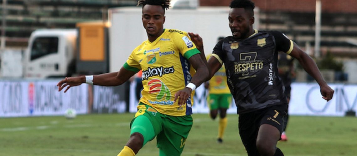 NEIVA-COLOMBIA, 16-08-2021: Faber Gil de Atletico Huila y Alvaro Angulo de Aguilas Doradas Rionegro disputan el balón durante partido entre Atletico Huila y Aguilas Doradas Rionegro de la fecha 5 por la Liga BetPlay DIMAYOR II 2021 en el estadio Guillermo Plazas Alcid en la ciudad de Neiva. / Faber Gil of Atletico Huila and Alvaro Angulo of Aguilas Doradas Rionegro vies for the ball, during a match between Atletico Huila and Aguilas Doradas Rionegro of the 5th date for the BetPlay DIMAYOR II 2021 League at the Guillermo Plazas Alcid Stadium in Neiva city. / Photo: VizzorImage / Sergio Reyes / Cont.