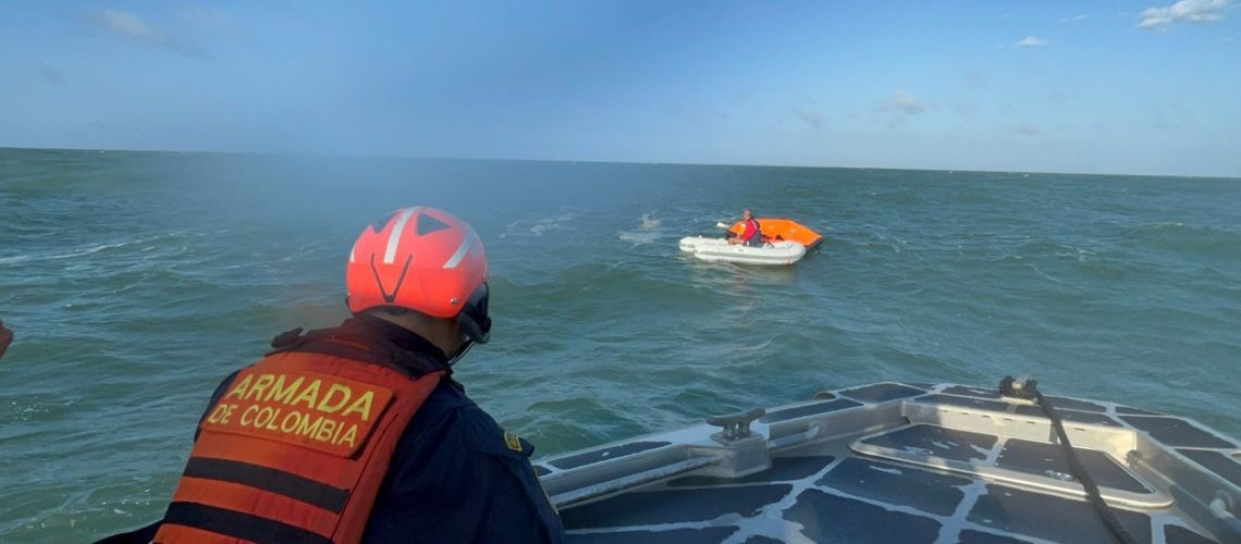 Náufragos resctados por la Armada cerca de Puerto Velero