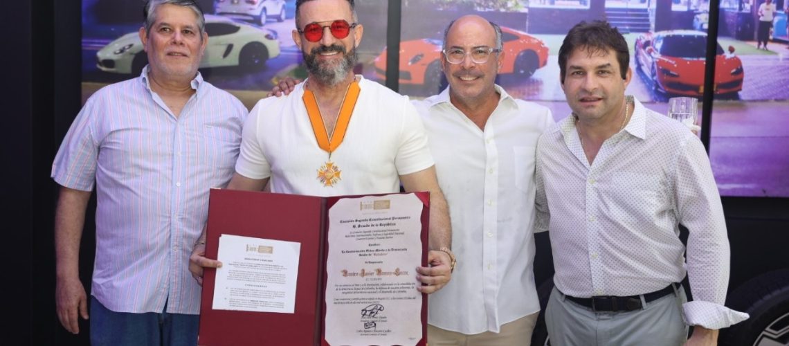 Orden del Congreso de la República en el Grado de Caballero al empresario barranquillero Ramiro Sucre