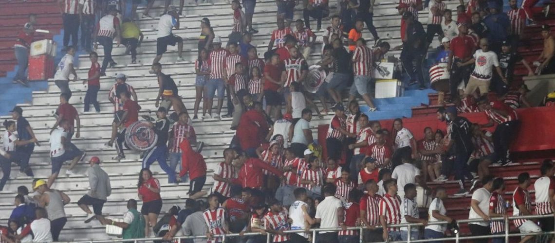 Pelea en tribuna sur del metro
