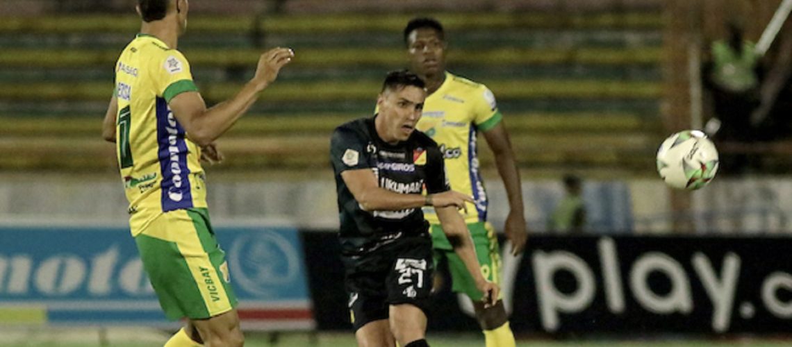 NEIVA - COLOMBIA, 14-11-2021: Henry Rojas del Pereira en acción durante partido entre Atlético Huila y Deportivo Pereira por la fecha 19 como parte de la Liga BetPlay DIMAYOR II 2021 jugado en el estadio Guillermo Plazas Alcid de la ciudad de Neiva. / Henry Rojas player of Pereira in action during match between Atletico Huila and Deportivo Pereira for the date 19 as part of BetPlay DIMAYOR League II 2021 played at Guillermo Plazas Alcid stadium of Neiva city. Photos: VizzorImage / Sergio Reyes / Cont