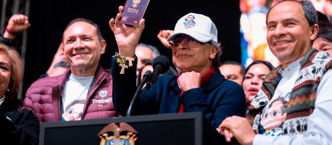 Presidente Petro presentó al país el nuevo pasaporte hecho en Colombia