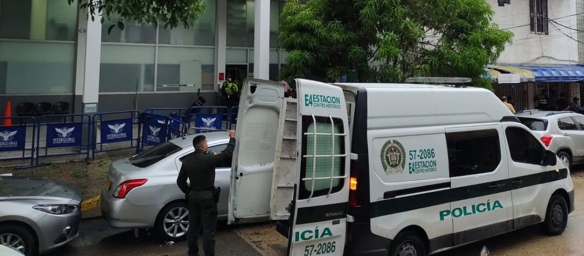 Policía afuera de la URI