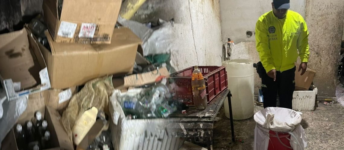 Policía operativo contra licor adulterado