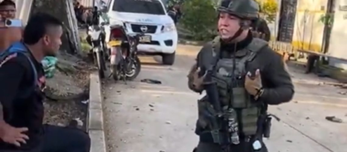 Policía que dijo a mineros que si querían se arrodillaba para que los dejaran quietos