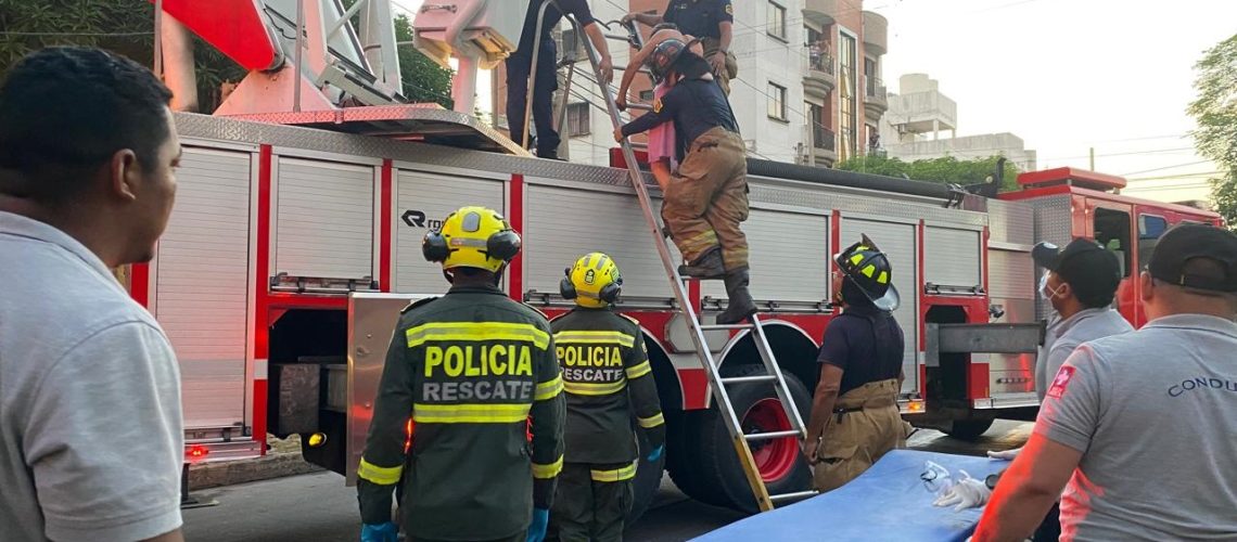 Policía rescate tras emergencia en edificio Flores del Recreo