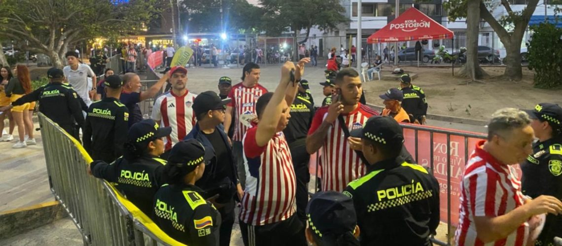 Policía seguridad partido Junior