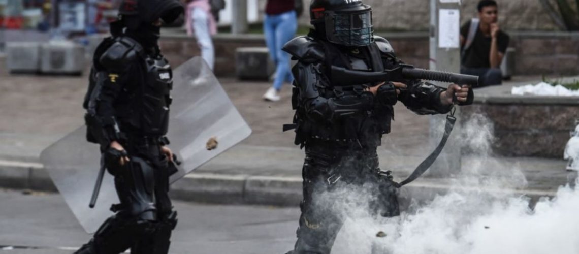 Policía uso de armas en proptestas y protección de bienes