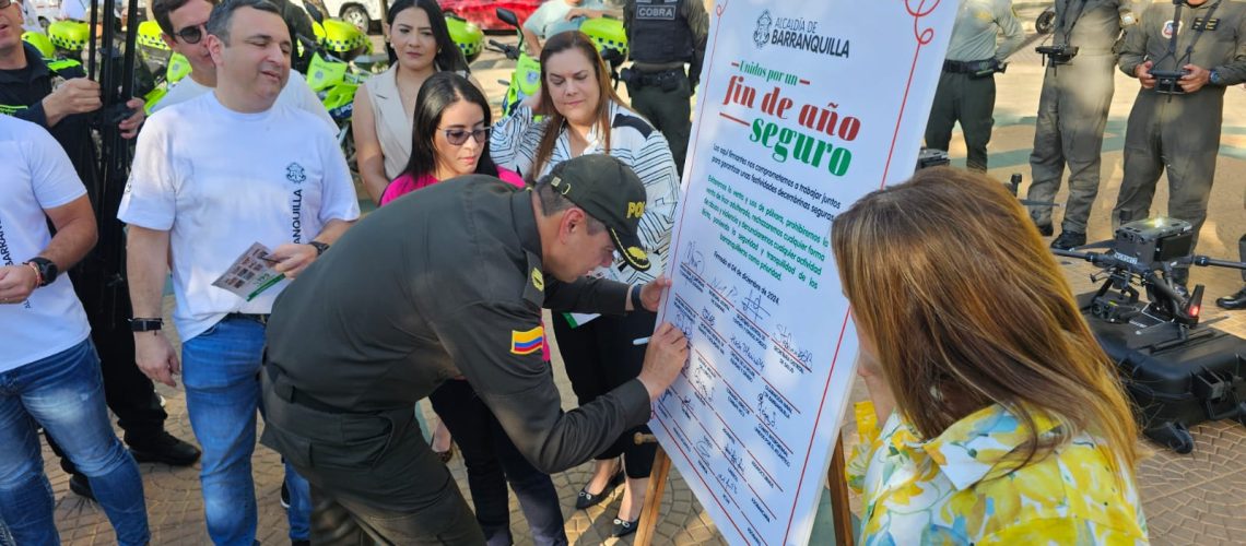 Policía y comerciantes firman plan finde año (1)