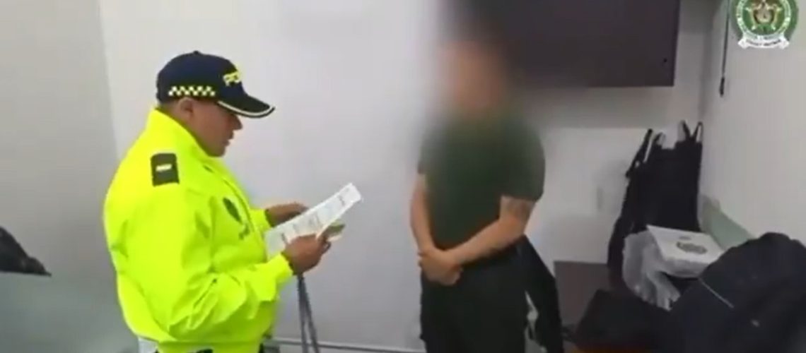 Policías capturados por exigir sobornos a comerciantes en Medellín