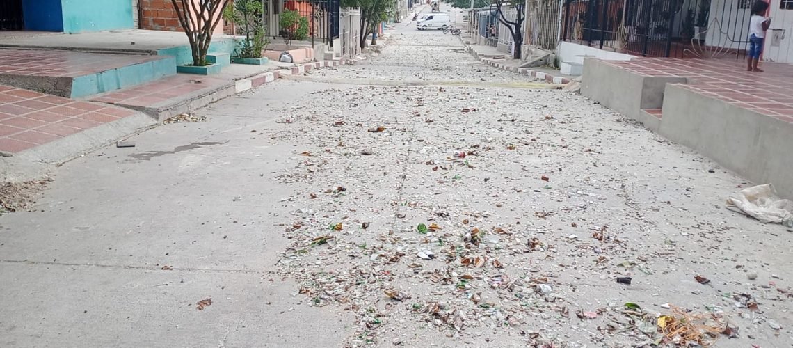 Por tiradera de piedras llenan calle de vidrios en Los Rosales