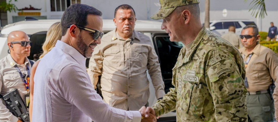 Presidente De la Espriella y el comandante de las Fuerzas Militares, general Erik Rodríguez