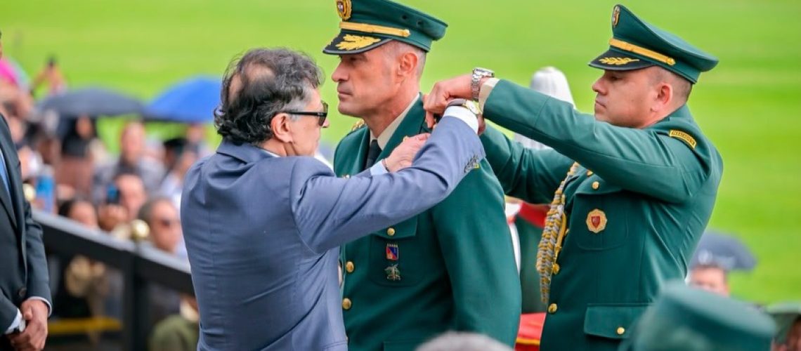 Presidente Gustavo Petro y geenerak del Ejército
