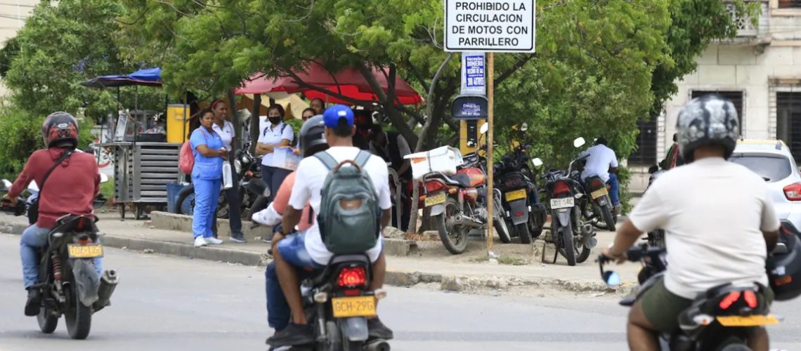 Prohibición parrillero moto