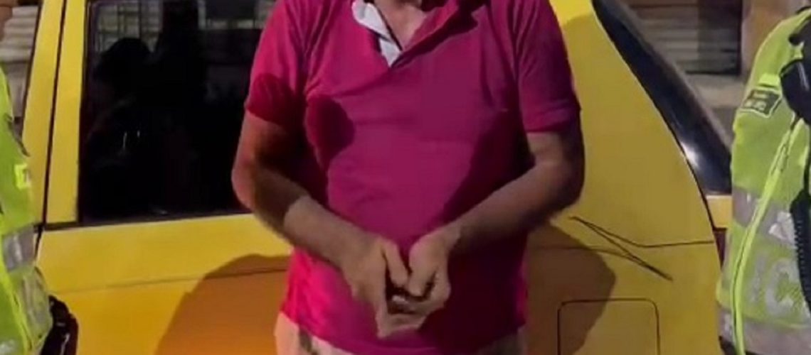 Recuperan taxi y camioneta hurtados