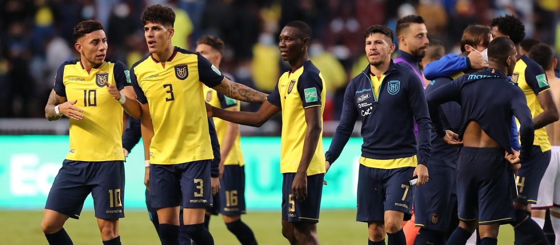 -- AMDEP2558. QUITO (ECUADOR), 11/11/2021.- Jugadores de Ecuador celebran hoy, al final de un partido de las eliminatorias sudamericanas entre Ecuador y Venezuela para el Mundial de Catar en el estadio Rodrigo Paz Delgado en Quito (Ecuador). EFE/José Jácome POOL