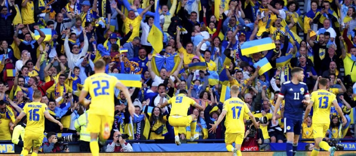 Selección Ucrania celebra paso repesca