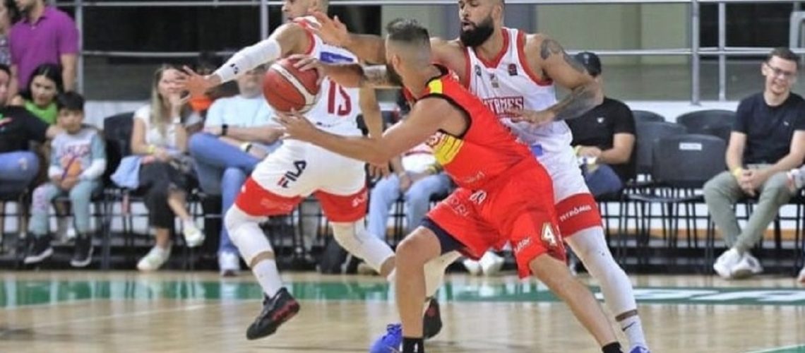 Titanes vs. corsarios