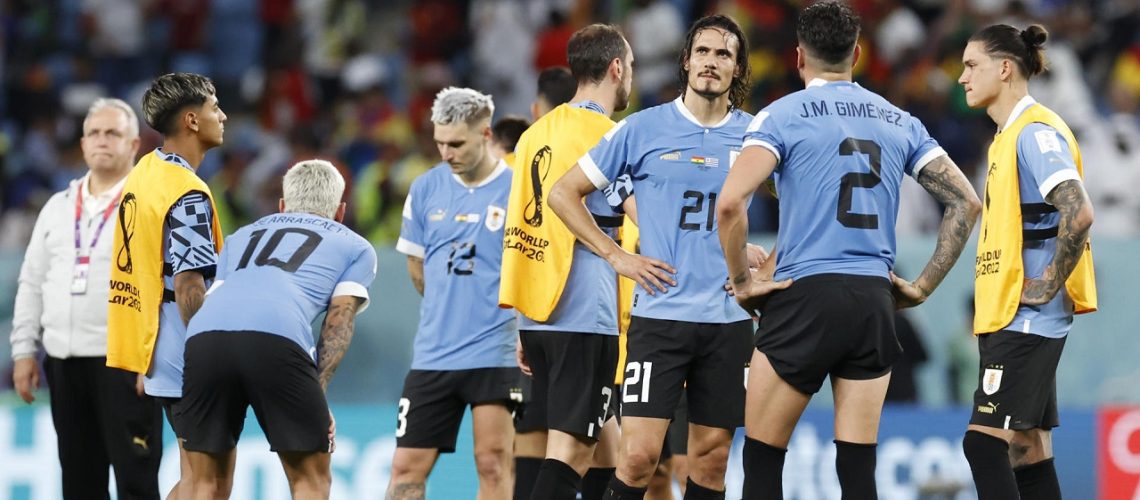 Jugadores de Uruguay reaccionan, al final de un partido de la fase de grupos del Mundial de Fútbol Qatar 2022 entre Ghana y Uruguay en el estadio Al-Janoub, en Al-Wakrah (Catar). EFE/ Esteban Biba