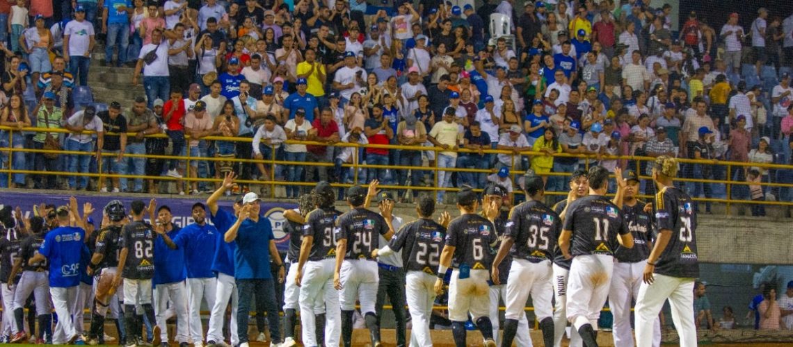 Vaqueros celebra triunfo