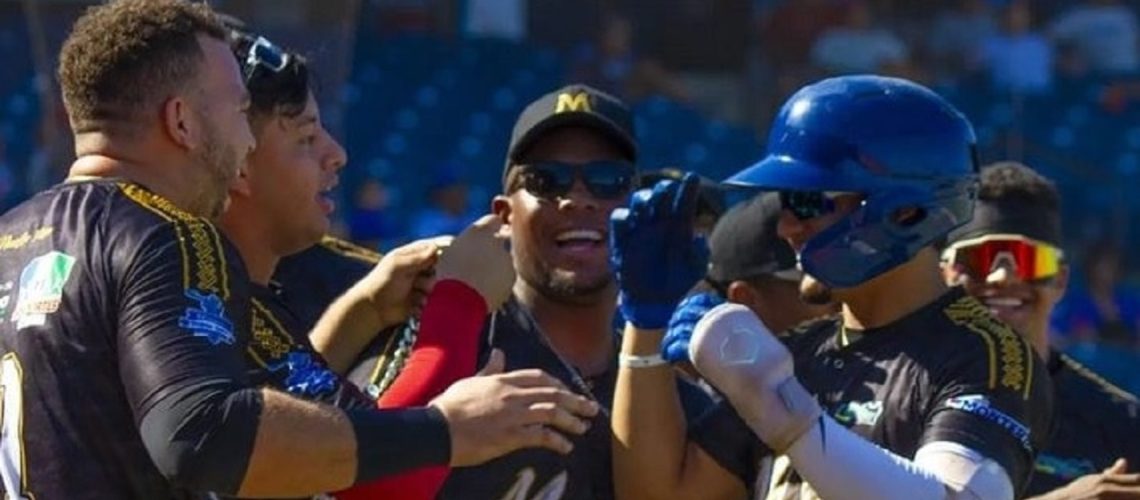 Vaqueros vence a caimanes