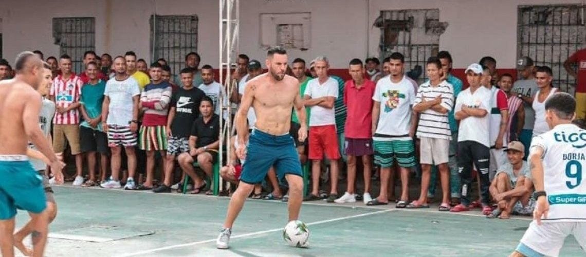 Viera jugando picadito en la modelo