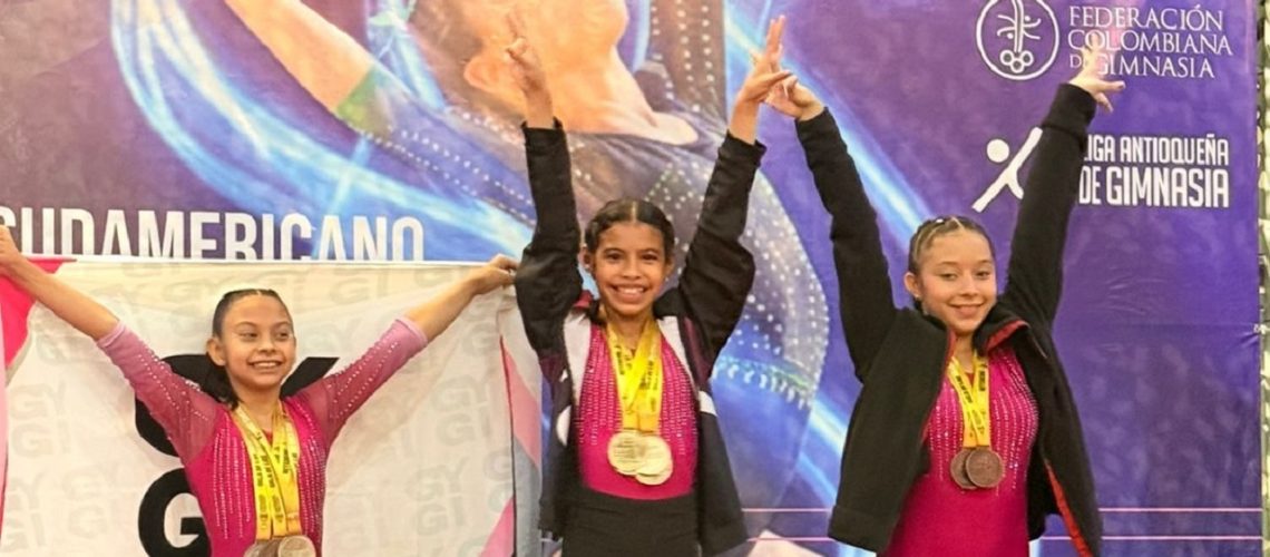 Violetta Arroyo (centro), camepona en nivel 6, y Jovanna Martínez, bronce en el podio