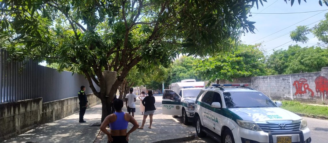 Policía Sijín en Medicina Legal - Carro forense Sijín - Medicina Legal