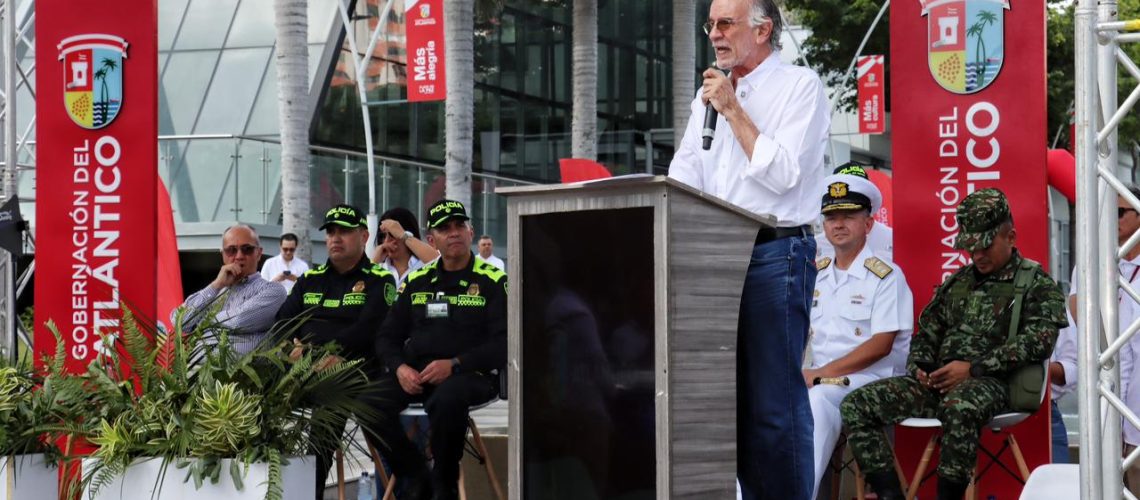 Gobernador Verano entrega de equipos a la fuerza pública