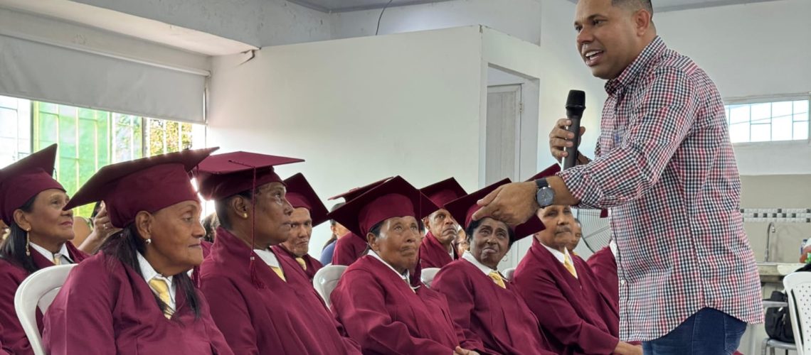 Concejal Alexis Castillo graduación abuelitos